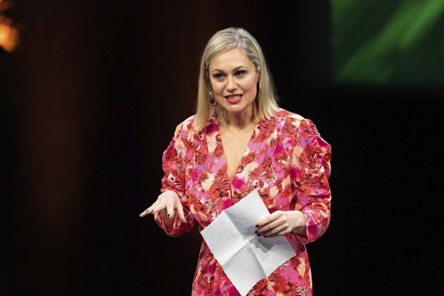 Verleihung des Comedy Preises Recklinghäuser Hurz 2025 ** NUR FÜR REDAKTIONELLE ZWECKE ** EDITORIAL USE ONLY **<p>Verleihung des Comedy Preises Recklinghäuser Hurz 2025 am Montag, 24. März 2025 im Festspielhaus in Recklinghausen. Ruth Moschner bei ihrer Laudatio auf Lisa Feller. Recklinghausen NRW Recklinghausen Copyright: StefanxArendx xFUNKExFotoxService
