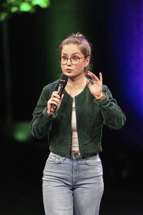 Verleihung des Comedy Preises Recklinghäuser Hurz 2025 ** NUR FÜR REDAKTIONELLE ZWECKE ** EDITORIAL USE ONLY **<p>Verleihung des Comedy Preises Recklinghäuser Hurz 2025 am Montag, 24. März 2025 im Festspielhaus in Recklinghausen. Florentine Osche bei ihrem Auftritt. Recklinghausen NRW Recklinghausen Copyright: StefanxArendx xFUNKExFotoxService