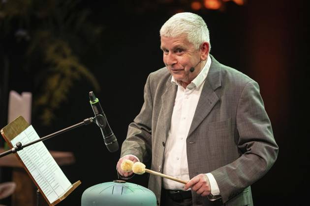 Verleihung des Comedy Preises Recklinghäuser Hurz 2025 ** NUR FÜR REDAKTIONELLE ZWECKE ** EDITORIAL USE ONLY **<p>Verleihung des Comedy Preises Recklinghäuser Hurz 2025 am Montag, 24. März 2025 im Festspielhaus in Recklinghausen. Erwin Grosche bei seiner Laudatio auf Kai Magnus Sting. Recklinghausen NRW Recklinghausen Copyright: StefanxArendx xFUNKExFotoxService