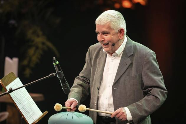Verleihung des Comedy Preises Recklinghäuser Hurz 2025 ** NUR FÜR REDAKTIONELLE ZWECKE ** EDITORIAL USE ONLY **<p>Verleihung des Comedy Preises Recklinghäuser Hurz 2025 am Montag, 24. März 2025 im Festspielhaus in Recklinghausen. Erwin Grosche bei seiner Laudatio auf Kai Magnus Sting. Recklinghausen NRW Recklinghausen Copyright: StefanxArendx xFUNKExFotoxService