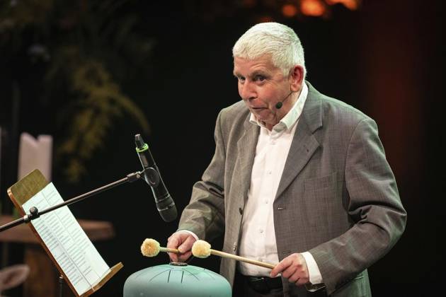 Verleihung des Comedy Preises Recklinghäuser Hurz 2025 ** NUR FÜR REDAKTIONELLE ZWECKE ** EDITORIAL USE ONLY **<p>Verleihung des Comedy Preises Recklinghäuser Hurz 2025 am Montag, 24. März 2025 im Festspielhaus in Recklinghausen. Erwin Grosche bei seiner Laudatio auf Kai Magnus Sting. Recklinghausen NRW Recklinghausen Copyright: StefanxArendx xFUNKExFotoxService