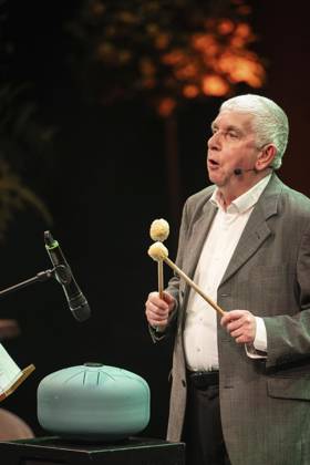 Verleihung des Comedy Preises Recklinghäuser Hurz 2025 ** NUR FÜR REDAKTIONELLE ZWECKE ** EDITORIAL USE ONLY **<p>Verleihung des Comedy Preises Recklinghäuser Hurz 2025 am Montag, 24. März 2025 im Festspielhaus in Recklinghausen. Erwin Grosche bei seiner Laudatio auf Kai Magnus Sting. Recklinghausen NRW Recklinghausen Copyright: StefanxArendx xFUNKExFotoxService