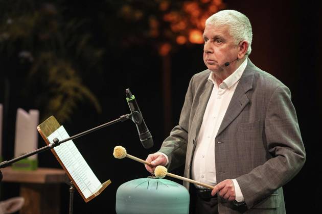 Verleihung des Comedy Preises Recklinghäuser Hurz 2025 ** NUR FÜR REDAKTIONELLE ZWECKE ** EDITORIAL USE ONLY **<p>Verleihung des Comedy Preises Recklinghäuser Hurz 2025 am Montag, 24. März 2025 im Festspielhaus in Recklinghausen. Erwin Grosche bei seiner Laudatio auf Kai Magnus Sting. Recklinghausen NRW Recklinghausen Copyright: StefanxArendx xFUNKExFotoxService
