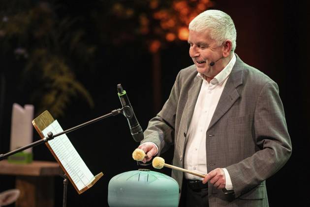 Verleihung des Comedy Preises Recklinghäuser Hurz 2025 ** NUR FÜR REDAKTIONELLE ZWECKE ** EDITORIAL USE ONLY **<p>Verleihung des Comedy Preises Recklinghäuser Hurz 2025 am Montag, 24. März 2025 im Festspielhaus in Recklinghausen. Erwin Grosche bei seiner Laudatio auf Kai Magnus Sting. Recklinghausen NRW Recklinghausen Copyright: StefanxArendx xFUNKExFotoxService
