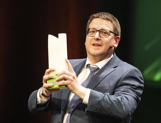 Verleihung des Comedy Preises Recklinghäuser Hurz 2025 ** NUR FÜR REDAKTIONELLE ZWECKE ** EDITORIAL USE ONLY **<p>Verleihung des Comedy Preises Recklinghäuser Hurz 2025 am Montag, 24. März 2025 im Festspielhaus in Recklinghausen. Kai Magnus Sting bei seiner Dankesrede. Recklinghausen NRW Recklinghausen Copyright: StefanxArendx xFUNKExFotoxService