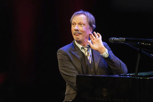 Verleihung des Comedy Preises Recklinghäuser Hurz 2025 ** NUR FÜR REDAKTIONELLE ZWECKE ** EDITORIAL USE ONLY **<p>Verleihung des Comedy Preises Recklinghäuser Hurz 2025 am Montag, 24. März 2025 im Festspielhaus in Recklinghausen. Pawel Popolski bei seinem Auftritt. Recklinghausen NRW Recklinghausen Copyright: StefanxArendx xFUNKExFotoxService