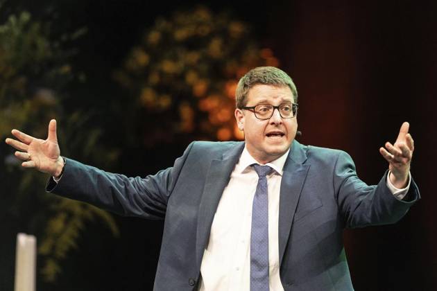 Verleihung des Comedy Preises Recklinghäuser Hurz 2025 ** NUR FÜR REDAKTIONELLE ZWECKE ** EDITORIAL USE ONLY **<p>Verleihung des Comedy Preises Recklinghäuser Hurz 2025 am Montag, 24. März 2025 im Festspielhaus in Recklinghausen. Kai Magnus Sting bei seiner Dankesrede. Recklinghausen NRW Recklinghausen Copyright: StefanxArendx xFUNKExFotoxService
