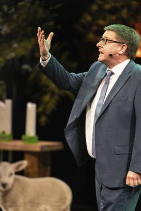 Verleihung des Comedy Preises Recklinghäuser Hurz 2025 ** NUR FÜR REDAKTIONELLE ZWECKE ** EDITORIAL USE ONLY **<p>Verleihung des Comedy Preises Recklinghäuser Hurz 2025 am Montag, 24. März 2025 im Festspielhaus in Recklinghausen. Kai Magnus Sting bei seiner Dankesrede. Recklinghausen NRW Recklinghausen Copyright: StefanxArendx xFUNKExFotoxService
