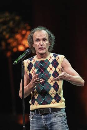 Verleihung des Comedy Preises Recklinghäuser Hurz 2025 ** NUR FÜR REDAKTIONELLE ZWECKE ** EDITORIAL USE ONLY **<p>Verleihung des Comedy Preises Recklinghäuser Hurz 2025 am Montag, 24. März 2025 im Festspielhaus in Recklinghausen. Olaf Schubert bei seiner Dankesrede. Recklinghausen NRW Recklinghausen Copyright: StefanxArendx xFUNKExFotoxService