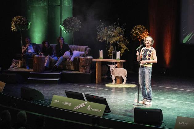 Verleihung des Comedy Preises Recklinghäuser Hurz 2025 ** NUR FÜR REDAKTIONELLE ZWECKE ** EDITORIAL USE ONLY **<p>Verleihung des Comedy Preises Recklinghäuser Hurz 2025 am Montag, 24. März 2025 im Festspielhaus in Recklinghausen. Olaf Schubert bei seiner Dankesrede. Recklinghausen NRW Recklinghausen Copyright: StefanxArendx xFUNKExFotoxService