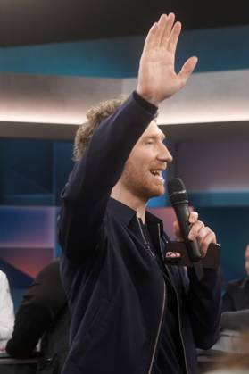 Louis Klamroth in der ARD-Talkshow hart aber fair im Studio Adlershof. Berlin, 24.03.2025