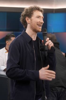 Louis Klamroth in der ARD-Talkshow hart aber fair im Studio Adlershof. Berlin, 24.03.2025