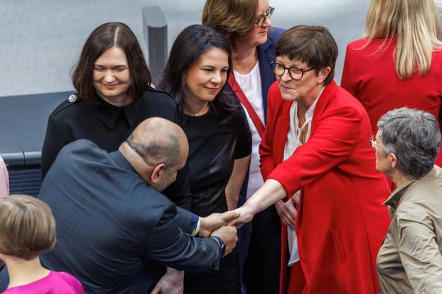 Plenarsitzung im Deutschen Bundestag Bundesaussenministerin Annalena Baerbock (B90 Gruene) und Saskia Esken bei der 1.Sitzung im Deutschen Bundestag am 25.03.25 in Berlin. Berlin Berlin Deutschland Reichstag