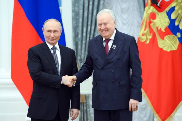 Russia Putin Culture Presidential Prize 8887497 25.03.2025 Russian President Vladimir Putin awards Artistic Director of the Loktev Song and Dance Ensemble (Moscow) Leonid Fradkin during a ceremony to award the winners of the 2024 Presidential Prize for young culture professionals and for writing and art for children and young people at the Kremlin in Moscow, Russia. Alexey Maishev Sputnik Moscow Russia  Copyright: xAlexeyxMaishevx