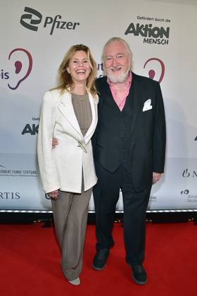 3. Deutschen Hörfilmpreis 2025. Leslie Malton mit Ehemann Felix von Manteuffel Ankunft zum c in Berlin, am 25.03.2025