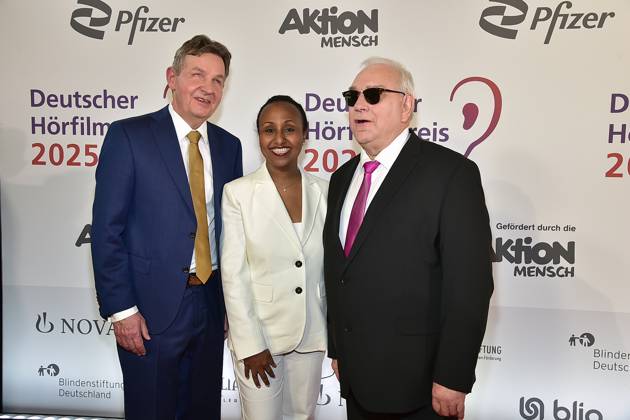 3. Deutschen Hörfilmpreis 2025. Andreas Bethke, GF des DBSV, Awet Tesfasiesus, MdB, BÜNDNIS90 DIE GRÜNEN, Hans-Werner Lange, Präsident des DBSV Ankunft zum c in Berlin, am 25.03.2025