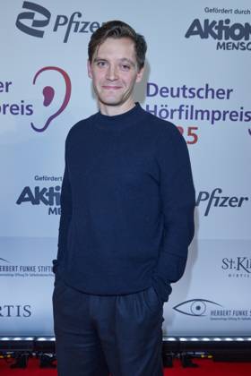 Jonas Nay - Gaesteankunft zum 23. Deutschen Hoerfilmpreis 2025 im Colosseum Filmtheater in Berlin am 25.02.2025. 23.Deutscher Hoerfimpreis 2025