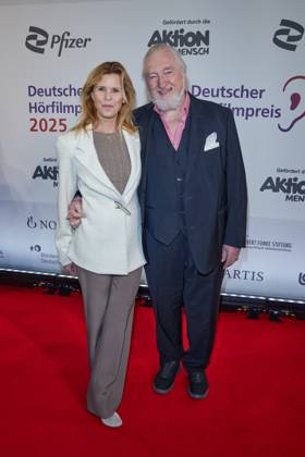Leslie Malton mit Ehemann Felix von Manteuffel - Gaesteankunft zum 23. Deutschen Hoerfilmpreis 2025 im Colosseum Filmtheater in Berlin am 25.02.2025. 23.Deutscher Hoerfimpreis 2025