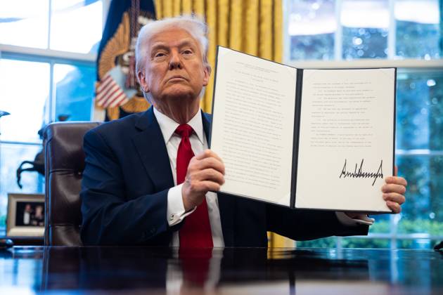 Bilder des Jahres 2025, News 03 März News Themen der Woche KW13 News Bilder des Tages March 26, 2025, Washington, District Of Columbia, USA: United States President Donald J Trump holds-up an Executive Order imposing a 25% tariff on imports of automobiles and certain automobile parts in the Oval Office of the White House in Washington, DC, US, on Wednesday, March 26, 2025 Washington USA - ZUMAs152 20250326_faa_s152_028 Copyright: xFrancisxChungx-xPoolxviaxCNPx