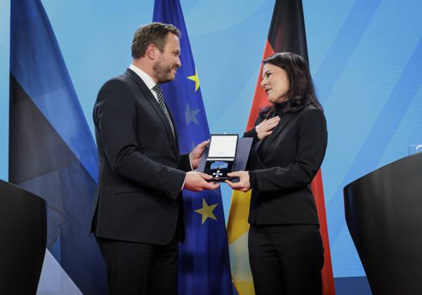 Bilder des Jahres 2025, News 03 März News Themen der Woche KW13 News Bilder des Tages Annalena Baerbock (Buendnis 90 Die Gruenen), Bundesaussenministerin, trifft den Aussenminister von Estland, Margus Tsahkna, im Auswaertigen Amt. Hier bekommt sie einen Verdienstorden der Republik Estland verliehen (Cross of Merit I. Class). Fotografiert im Auftrag des Auswaertigen Amtes Berlin Deutschland Copyright: xThomasxKoehler AAx