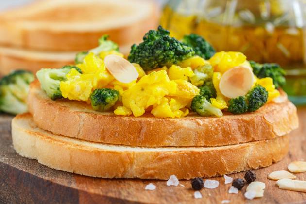 Toastbrot mit Eiersalat, Brokkoli und Mandelblüten. Bruschetta. Leckeres Frühstück. Selektiver Fokus Bread toast with egg salad, broccoli and almond petals. Bruschetta. Delicious breakfast. Selective focus Copyright: xZoonar.com ViktoryxPanchenkox 23054463