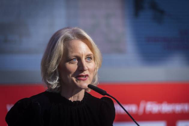 Leipziger Buchmesse In der neuen Messe präsentieren 2.040 Aussteller aus 45 Ländern die Neuheiten dieses Jahres. Die Messe steht in diesem Jahr unter dem Motto Â«Worte bewegen WeltenÂ». Gastland ist in diesem Jahr Norwegen. Direktorin der Leipziger Buchmesse Astrid Böhmich bei der Preisverleihung. Leipzig Sachsen Deutschland