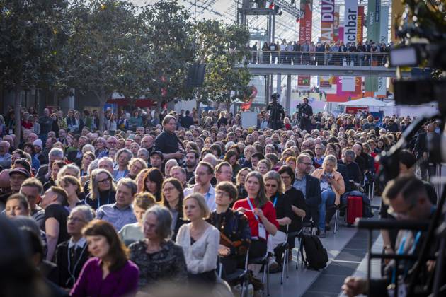 Leipziger Buchmesse In der neuen Messe präsentieren 2.040 Aussteller aus 45 Ländern die Neuheiten dieses Jahres. Die Messe steht in diesem Jahr unter dem Motto Â«Worte bewegen WeltenÂ». Gastland ist in diesem Jahr Norwegen. Preisverleihung der Leipziger Buchmesse 2025 Leipzig Sachsen Deutschland