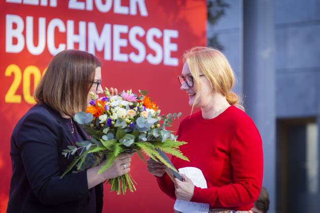 Leipziger Buchmesse In der neuen Messe präsentieren 2.040 Aussteller aus 45 Ländern die Neuheiten dieses Jahres. Die Messe steht in diesem Jahr unter dem Motto Â«Worte bewegen WeltenÂ». Gastland ist in diesem Jahr Norwegen. Preisverleihung der Leipziger Buchmesse 2025 In der Kategorie Belletristik ging die Auszeichnung an Kristine Bilkau für ihren Roman Halbinsel (Luchterhand) Leipzig Sachsen Deutschland