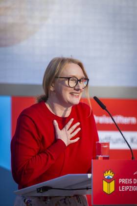 Leipziger Buchmesse In der neuen Messe präsentieren 2.040 Aussteller aus 45 Ländern die Neuheiten dieses Jahres. Die Messe steht in diesem Jahr unter dem Motto Â«Worte bewegen WeltenÂ». Gastland ist in diesem Jahr Norwegen. Preisverleihung der Leipziger Buchmesse 2025 In der Kategorie Belletristik ging die Auszeichnung an Kristine Bilkau für ihren Roman Halbinsel (Luchterhand) Leipzig Sachsen Deutschland