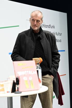 Robert Seethaler beim Gespräch zum Buch Trotteln am Messestand von Deutschlandfunk Deutschlandradio in Halle 2 auf der Leipziger Buchmesse 2025 auf dem Messegelände. Leipzig, 28.03.2025