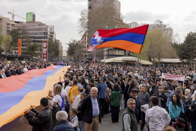 Bilder des Jahres 2025, News 03 März News Themen der Woche KW13 News Bilder des Tages Armenia Protesters Seek Karabakh Return People carry a massive Artsakh flag during a rally at Freedom Square in Yerevan, Armenia on March 29, 2025. The demonstration supports the rights of Nagorno-Karabakh Armenians and demands measures to prevent emigration and ensure dignified living conditions. Yerevan Yerevan Armenia Copyright: xAnthonyxPizzoferratox