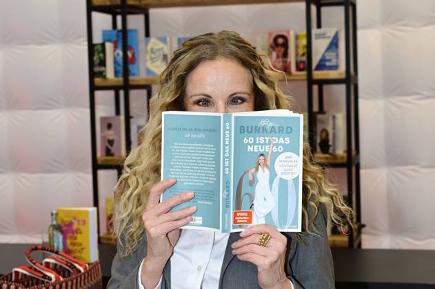 Katja Burkard vor einem Gespräch zu ihrem Buch 60 ist das neue 60 an der buchbar in Halle 4 auf der Leipziger Buchmesse 2025 auf dem Messegelände. Leipzig, 29.03.2025