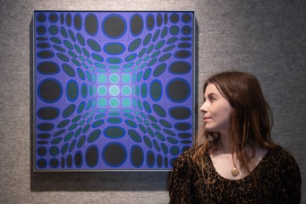 Bonhams 20th 21st Century Art Day Evening Sales Highlights Photocall - Bonhams, London A staff member views Diade by Victor Vasarely (est £30k -£50k) which is to go on auction at Bonhams 20th 21st Century Art Day Evening Sales at Bonhams in London, England, UK on Monday 31 March, 2025., Credit:Justin Ng Avalon UK, England, London, Bonhams Copyright: xJustinxNgx xAvalonx 0981806098