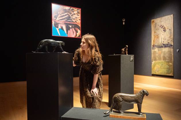 Bonhams 20th 21st Century Art Day Evening Sales Highlights Photocall - Bonhams, London A staff member views Petit là opard marchant by Rembrandt Bugatti (est £220k -£250k) which is to go on auction at Bonhams 20th 21st Century Art Day Evening Sales at Bonhams in London, England, UK on Monday 31 March, 2025., Credit:Justin Ng Avalon UK, England, London, Bonhams Copyright: xJustinxNgx xAvalonx 0981806197
