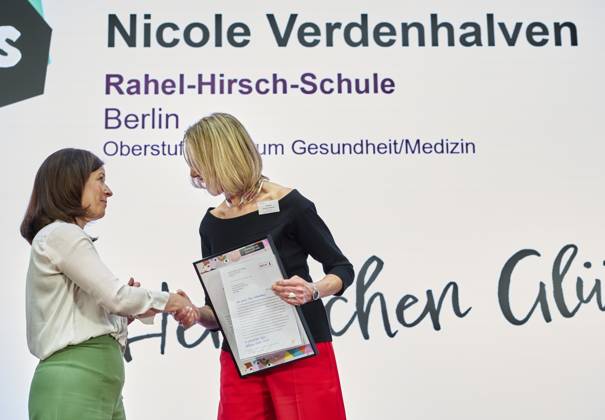 Deutscher Lehrkräftepreis - Vorbildliche Schulleitung EUR,Deutschland, Berlin, 31.03.2025: v.l.n.r. Katharina Günther-Wünsch (Senatorin für Bildung-Berlin) gratuliert Nicole Verdenhalven (Rahel-Hirsch-Schule) der 3. Preis geht nach berlin Unterricht Innovativ 2024 - Deutscher Lehrkräftepreis wird in der Wettbewerbskategorie Vorbildliche Schulleitung wird mit drei Preisen geehrt. Der 1. Preis geht an Andrea Franke von der Willy-Brandt Schule in Berlin-Wedding einer Integrierten Sekundarschule. Der 2. Preis geht an Carten Bangert, Philipp Wetzel und Markus Burster von der Maria-Gress-Schule in Ilffezheim einer Verbundschule aus Baden-Württemberg sowie der 3.Preis an Nicole Verdenhalven von der Rahel-Hirsch-Schule einem Oberstufenz