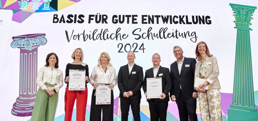 Deutscher Lehrkräftepreis - Vorbildliche Schulleitung EUR,Deutschland, Berlin, 31.03.2025: v.l.n.r. Katharina Günther-Wünsch (Senatorin für Bildung-Berlin), Nicole Verdenhalven, Andrea Franke, Markus Burster, Philipp Wetzel und Carsten Bangert sowie Alexandra Heraeus. Unterricht Innovativ 2024 - Deutscher Lehrkräftepreis wird in der Wettbewerbskategorie Vorbildliche Schulleitung wird mit drei Preisen geehrt. Der 1. Preis geht an Andrea Franke von der Willy-Brandt Schule in Berlin-Wedding einer Integrierten Sekundarschule. Der 2. Preis geht an Carten Bangert, Philipp Wetzel und Markus Burster von der Maria-Gress-Schule in Ilffezheim einer Verbundschule aus Baden-Württemberg sowie der 3.Preis an Nicole Verdenhalven von der Rahel-Hir