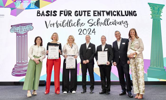 News Themen der Woche KW14 News Bilder des Tages Deutscher Lehrkräftepreis - Vorbildliche Schulleitung EUR,Deutschland, Berlin, 31.03.2025: v.l.n.r. Katharina Günther-Wünsch (Senatorin für Bildung-Berlin), Nicole Verdenhalven, Andrea Franke, Markus Burster, Philipp Wetzel und Carsten Bangert sowie Alexandra Heraeus. Unterricht Innovativ 2024 - Deutscher Lehrkräftepreis wird in der Wettbewerbskategorie Vorbildliche Schulleitung wird mit drei Preisen geehrt. Der 1. Preis geht an Andrea Franke von der Willy-Brandt Schule in Berlin-Wedding einer Integrierten Sekundarschule. Der 2. Preis geht an Carten Bangert, Philipp Wetzel und Markus Burster von der Maria-Gress-Schule in Ilffezheim einer Verbundschule aus Baden-Württemberg sowie der 3.Preis an Nicole Verdenhalven von der Rahel-Hir