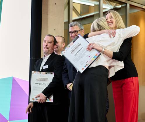 Deutscher Lehrkräftepreis - Vorbildliche Schulleitung EUR,Deutschland, Berlin, 31.03.2025: Zwei Berliner Preisträger beglückwünschen sich - Umarmung Wedding und Marzahn Hellersdorf. v.l.n.r. Markus Burster, Philipp Wetzel und Carsten Bangert, Nicole Verdenhalven wird von Andrea Franke umarmt. Unterricht Innovativ 2024 - Deutscher Lehrkräftepreis wird in der Wettbewerbskategorie Vorbildliche Schulleitung wird mit drei Preisen geehrt. Der 1. Preis geht an Andrea Franke von der Willy-Brandt Schule in Berlin-Wedding einer Integrierten Sekundarschule. Der 2. Preis geht an Carten Bangert, Philipp Wetzel und Markus Burster von der Maria-Gress-Schule in Ilffezheim einer Verbundschule aus Baden-Württemberg sowie der 3.Preis an Nicole Ver