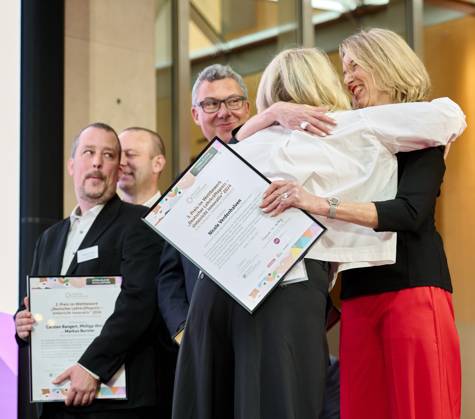 Deutscher Lehrkräftepreis - Vorbildliche Schulleitung EUR,Deutschland, Berlin, 31.03.2025: Zwei Berliner Preisträger beglückwünschen sich - Umarmung Wedding und Marzahn Hellersdorf. v.l.n.r. Markus Burster, Philipp Wetzel und Carsten Bangert, Nicole Verdenhalven wird von Andrea Franke umarmt. Unterricht Innovativ 2024 - Deutscher Lehrkräftepreis wird in der Wettbewerbskategorie Vorbildliche Schulleitung wird mit drei Preisen geehrt. Der 1. Preis geht an Andrea Franke von der Willy-Brandt Schule in Berlin-Wedding einer Integrierten Sekundarschule. Der 2. Preis geht an Carten Bangert, Philipp Wetzel und Markus Burster von der Maria-Gress-Schule in Ilffezheim einer Verbundschule aus Baden-Württemberg sowie der 3.Preis an Nicole Ver