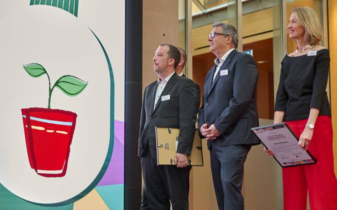 Deutscher Lehrkräftepreis - Vorbildliche Schulleitung EUR,Deutschland, Berlin, 31.03.2025: v.l.n.r. Markus Burster, Philipp Wetzel und Carsten Bangert, Nicole Verdenhalven. Unterricht Innovativ 2024 - Deutscher Lehrkräftepreis wird in der Wettbewerbskategorie Vorbildliche Schulleitung wird mit drei Preisen geehrt. Der 1. Preis geht an Andrea Franke von der Willy-Brandt Schule in Berlin-Wedding einer Integrierten Sekundarschule. Der 2. Preis geht an Carten Bangert, Philipp Wetzel und Markus Burster von der Maria-Gress-Schule in Ilffezheim einer Verbundschule aus Baden-Württemberg sowie der 3.Preis an Nicole Verdenhalven von der Rahel-Hirsch-Schule einem Oberstufenzentrum (Berufle Schule) aus Berlin-Marzahn Hellersdorf.