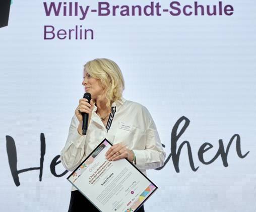 Deutscher Lehrkräftepreis - Vorbildliche Schulleitung EUR,Deutschland, Berlin, 31.03.2025: Andrea Franke von der Willy-Brandt Schule Berlin. Unterricht Innovativ 2024 - Deutscher Lehrkräftepreis wird in der Wettbewerbskategorie Vorbildliche Schulleitung wird mit drei Preisen geehrt. Der 1. Preis geht an Andrea Franke von der Willy-Brandt Schule in Berlin-Wedding einer Integrierten Sekundarschule. Der 2. Preis geht an Carten Bangert, Philipp Wetzel und Markus Burster von der Maria-Gress-Schule in Ilffezheim einer Verbundschule aus Baden-Württemberg sowie der 3.Preis an Nicole Verdenhalven von der Rahel-Hirsch-Schule einem Oberstufenzentrum (Berufle Schule) aus Berlin-Marzahn Hellersdorf.