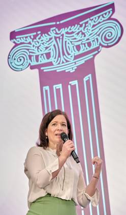 Deutscher Lehrkräftepreis - Katharina Günther-Wünsch EUR,Deutschland, Berlin, 31.03.2025: Katharina Günther-Wünsch (Senatorin für Bildung-Berlin). Unterricht Innovativ 2024 - Deutscher Lehrkräftepreis wird in der Wettbewerbskategorie Vorbildliche Schulleitung wird mit drei Preisen geehrt. Der 1. Preis geht an Andrea Franke von der Willy-Brandt Schule in Berlin-Wedding einer Integrierten Sekundarschule. Der 2. Preis geht an Carten Bangert, Philipp Wetzel und Markus Burster von der Maria-Gress-Schule in Ilffezheim einer Verbundschule aus Baden-Württemberg sowie der 3.Preis an Nicole Verdenhalven von der Rahel-Hirsch-Schule einem Oberstufenzentrum (Berufle Schule) aus Berlin-Marzahn Hellersdorf.