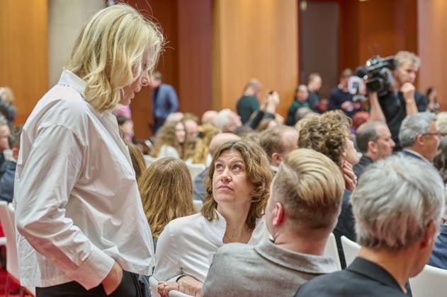 Deutscher Lehrkräftepreis - Vorbildliche Schulleitung EUR,Deutschland, Berlin, 31.03.2025: Andrea Franke von der Willy-Brandt Schule Berlin im Gespräch. Unterricht Innovativ 2024 - Deutscher Lehrkräftepreis wird in der Wettbewerbskategorie Vorbildliche Schulleitung wird mit drei Preisen geehrt. Der 1. Preis geht an Andrea Franke von der Willy-Brandt Schule in Berlin-Wedding einer Integrierten Sekundarschule. Der 2. Preis geht an Carten Bangert, Philipp Wetzel und Markus Burster von der Maria-Gress-Schule in Ilffezheim einer Verbundschule aus Baden-Württemberg sowie der 3.Preis an Nicole Verdenhalven von der Rahel-Hirsch-Schule einem Oberstufenzentrum (Berufle Schule) aus Berlin-Marzahn Hellersdorf.