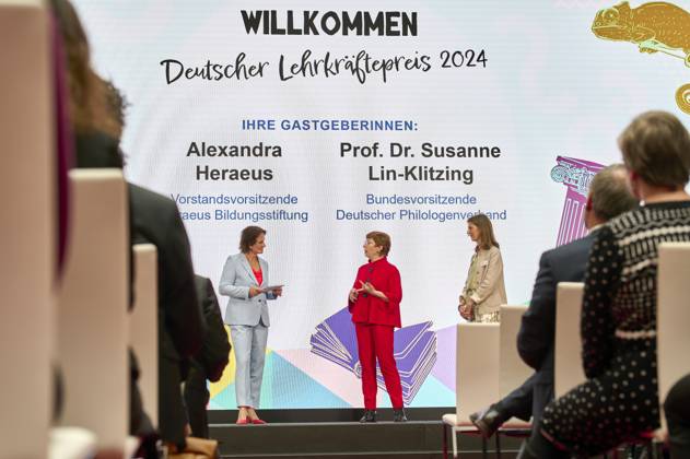 Deutscher Lehrkräftepreis EUR,Deutschland, Berlin, 31.03.2025: Moderatorin, Susanne Lin-Klitzing und Alexandra Heraeus. Unterricht Innovativ 2024 - Deutscher Lehrkräftepreis wird in der Wettbewerbskategorie Vorbildliche Schulleitung wird mit drei Preisen geehrt. Der 1. Preis geht an Andrea Franke von der Willy-Brandt Schule in Berlin-Wedding einer Integrierten Sekundarschule. Der 2. Preis geht an Carten Bangert, Philipp Wetzel und Markus Burster von der Maria-Gress-Schule in Ilffezheim einer Verbundschule aus Baden-Württemberg sowie der 3.Preis an Nicole Verdenhalven von der Rahel-Hirsch-Schule einem Oberstufenzentrum (Berufle Schule) aus Berlin-Marzahn Hellersdorf.