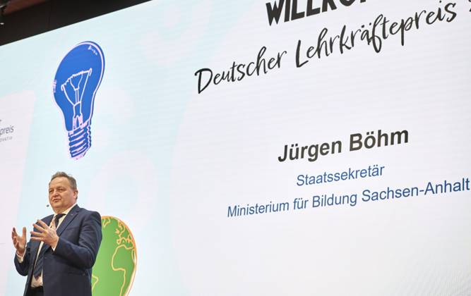 Deutscher Lehrkräftepreis - Vorbildliche Schulleitung - Jürgen Böhm EUR,Deutschland, Berlin, 31.03.2025: Jürgen Böhm - Staatssekretär im Bildungsministerium Sachsen-Anhalt. Unterricht Innovativ 2024 - Deutscher Lehrkräftepreis wird in der Wettbewerbskategorie Vorbildliche Schulleitung wird mit drei Preisen geehrt. Der 1. Preis geht an Andrea Franke von der Willy-Brandt Schule in Berlin-Wedding einer Integrierten Sekundarschule. Der 2. Preis geht an Carten Bangert, Philipp Wetzel und Markus Burster von der Maria-Gress-Schule in Ilffezheim einer Verbundschule aus Baden-Württemberg sowie der 3.Preis an Nicole Verdenhalven von der Rahel-Hirsch-Schule einem Oberstufenzentrum (Berufle Schule) aus Berlin-Marzahn Hellersdorf.