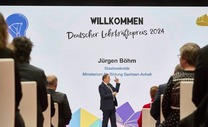 Deutscher Lehrkräftepreis - Vorbildliche Schulleitung - Jürgen Böhm EUR,Deutschland, Berlin, 31.03.2025: Jürgen Böhm - Staatssekretär im Bildungsministerium Sachsen-Anhalt. Unterricht Innovativ 2024 - Deutscher Lehrkräftepreis wird in der Wettbewerbskategorie Vorbildliche Schulleitung wird mit drei Preisen geehrt. Der 1. Preis geht an Andrea Franke von der Willy-Brandt Schule in Berlin-Wedding einer Integrierten Sekundarschule. Der 2. Preis geht an Carten Bangert, Philipp Wetzel und Markus Burster von der Maria-Gress-Schule in Ilffezheim einer Verbundschule aus Baden-Württemberg sowie der 3.Preis an Nicole Verdenhalven von der Rahel-Hirsch-Schule einem Oberstufenzentrum (Berufle Schule) aus Berlin-Marzahn Hellersdorf.
