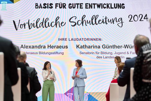 Deutscher Lehrkräftepreis - Katharina Günther-Wünsch EUR,Deutschland, Berlin, 31.03.2025: Katharina Günther-Wünsch (Senatorin für Bildung-Berlin), Moderatorin sowie Alexandra Heraeus. Unterricht Innovativ 2024 - Deutscher Lehrkräftepreis wird in der Wettbewerbskategorie Vorbildliche Schulleitung wird mit drei Preisen geehrt. Der 1. Preis geht an Andrea Franke von der Willy-Brandt Schule in Berlin-Wedding einer Integrierten Sekundarschule. Der 2. Preis geht an Carten Bangert, Philipp Wetzel und Markus Burster von der Maria-Gress-Schule in Ilffezheim einer Verbundschule aus Baden-Württemberg sowie der 3.Preis an Nicole Verdenhalven von der Rahel-Hirsch-Schule einem Oberstufenzentrum (Berufle Schule) aus Berlin-Marzahn Hellersdorf.