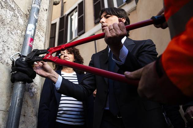 News Bilder des Tages Bilder des Jahres 2025, News 03 März March 31, 2025, Roma, ITALIA: The Councilor for Sport, Tourism, Fashion and Major Events of Rome Capital, Alessandro Onorato, with the Deputy Mayor of Barcellona, ??Laia Bonet Rull, during the inspection aimed at removing the keyboxes, the safety deposit boxes for keys of short-term rentals of apartments and bed & breakfasts (B&B), in the Fontana di Trevi area, Italy, Rome, 31 March 2025.ANSA ANGELO CARCONI Roma ITALIA - ZUMAa110 20250331_zaf_a110_007 Copyright: xAngeloxCarconix