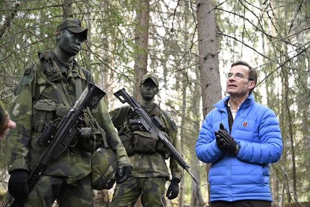 ÖSTERSUND, SWEDEN 20250402 Prime Minister Ulf Kristersson M visits Västernorrland Regiment in Östersund ÖSTERSUND SWEDEN x10070x  Copyright: xJessicaxGow TTx STATSMINISTERNS BESÖK I ÖSTERSUND UxdMhvIQuBI