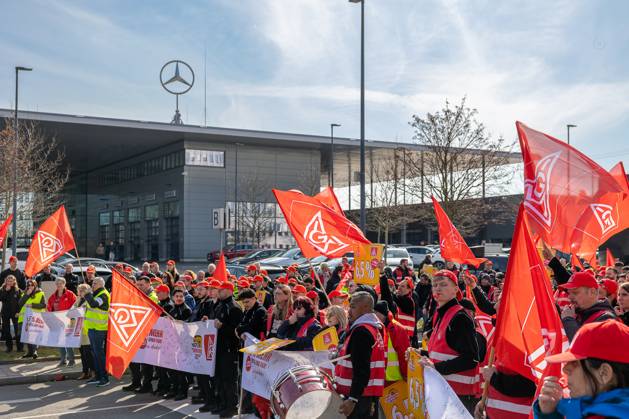 News Bilder des Tages IG Metall Warnstreiks im bayerischen Kfz-Handwerk, Nürnberg, 02.04.2025 Beschäftigte des bayerischen Kfz-Handwerks beteiligen sich an einem Warnstreik der IG Metall. In Nürnberg findet eine gemeinsame Kundgebung vor der Mercedes-Benz Niederlassung von Beschäftigten mehrerer Autohäuser aus Nürnberg und Fürth statt. Anlass ist die stockende Tarifrunde im Kfz-Gewerbe. Nürnberg Bayern Deutschland